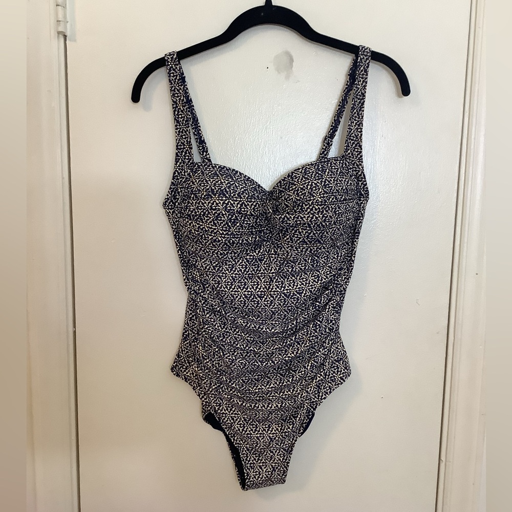 2/$40🔥Nip Tuck Swim Swimsuit-size 8